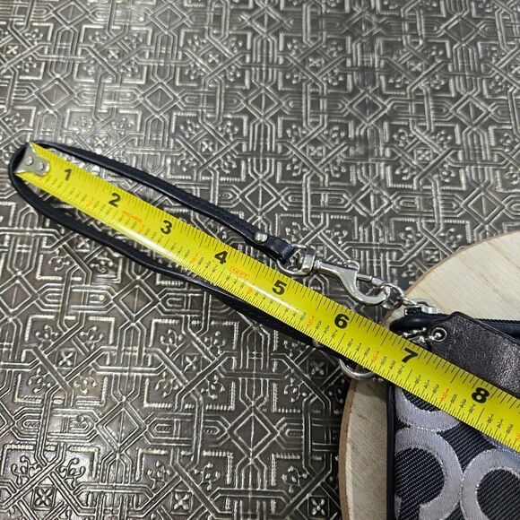 🐢 Coach Signature Monogram Wristlet Like New - Picture 12 of 12